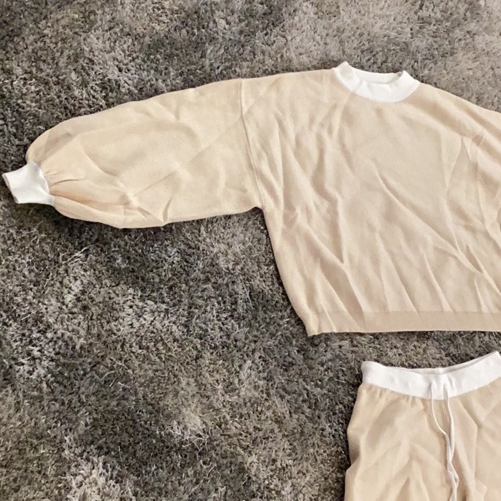 Beige and White Casual Two Piece Lounge Set 🌷 - Picture 4 of 4